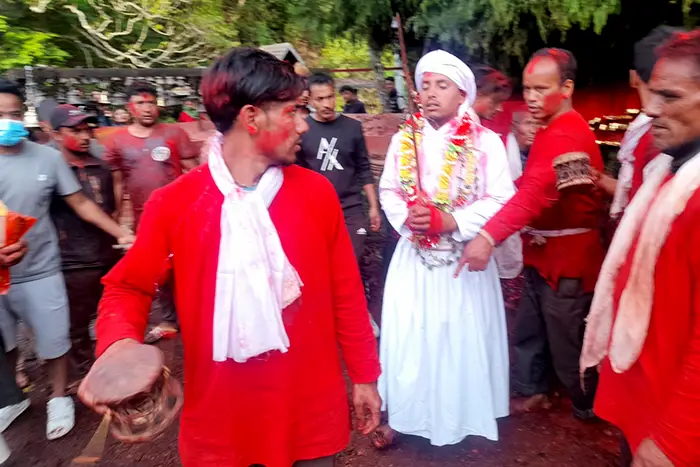 Puja and dances of the Tistung state